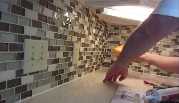 installing glass tile backsplash